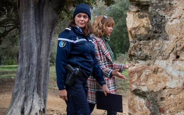 Le duo Lola Dewaere-Florence Pernel mène l'enquête dans «Crime à Ramatuelle», un polar en rediffusion sur France 3. FTV/Jean-Louis Paris