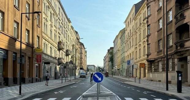 Hartigova ulice v novém kabátě! Nová silnice, chodníky, ostrůvky a stromy