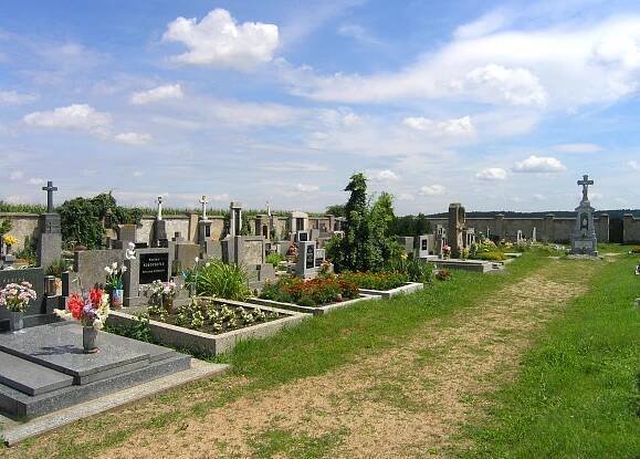 File:Radovesnice II, Cemetery 2.jpg