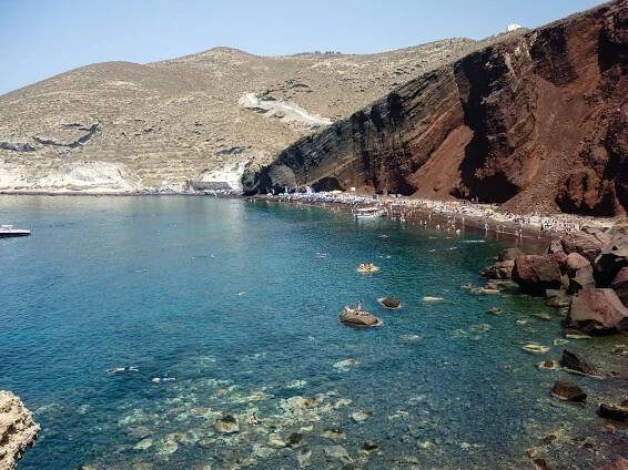 Červená pláž patří mezi nejvyhledávanější zajímavosti řeckého ostrova Santorini.