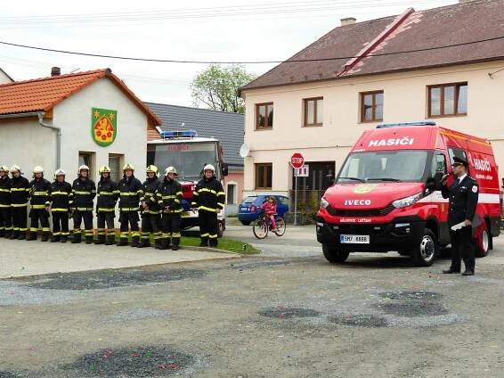 Hasiči obce Bělkovice-Lašťany mají nový dopravní automobil, Iveco nahradilo Avii Furgon | POŽÁRY.cz - ohnisko žhavých zpráv