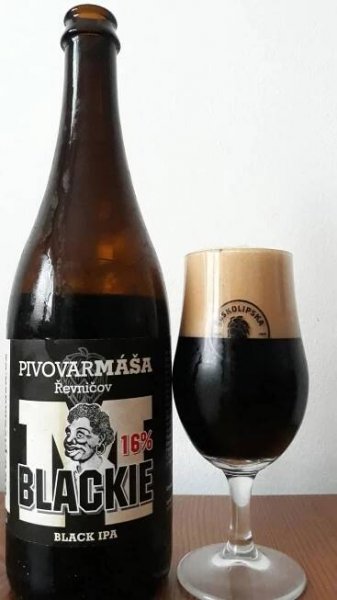 Máša - Blackie 16°, Black IPA lahev a sklenice