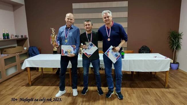 Stolní tenista Štefan Sagáčik slaví po Velké ceně Českomoravského klubu veteránů