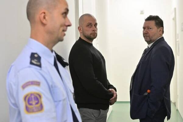 Obžalovaný policista Tomáš Soukup (uprostřed) u Obvodního soudu pro Prahu 5