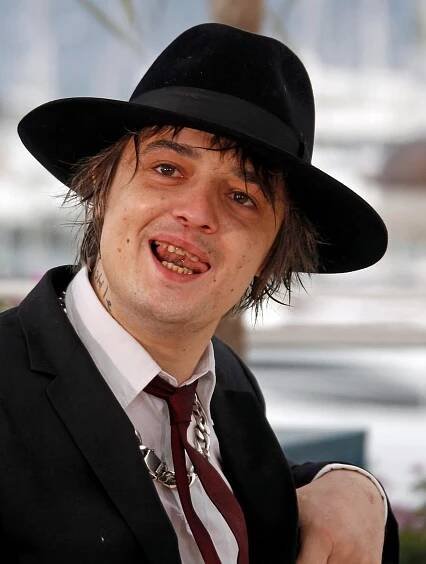 To je hnus! Pete Doherty má koksu plný nos i v Cannes