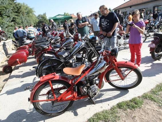 OBRAZEM: Lidé obdivovali veterány ve Zbýšově