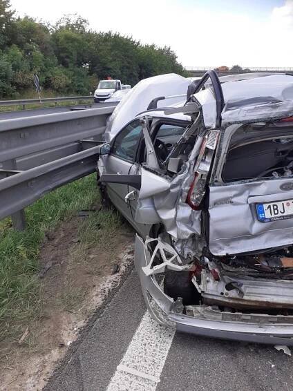 Na D1 boural autobus plný policistů: Zranili se dva lidé, dálnice stála dvě hodiny