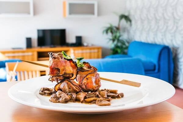 Naše jídlo a pivo Harrach | Hotel, pivovar, restaurace - Jelínkova vila, Velké Meziříčí