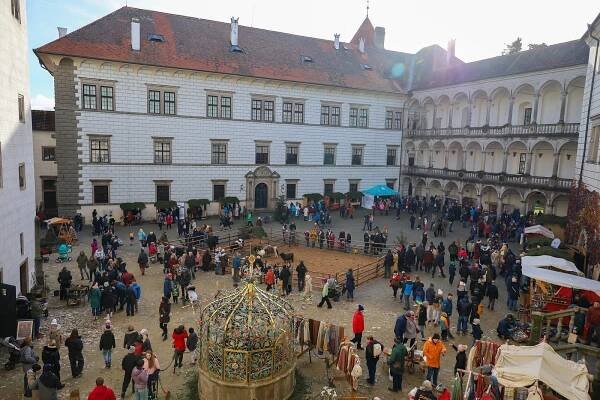 Hradec zaplnily davy návštěvníků adventu na zámku i v centru