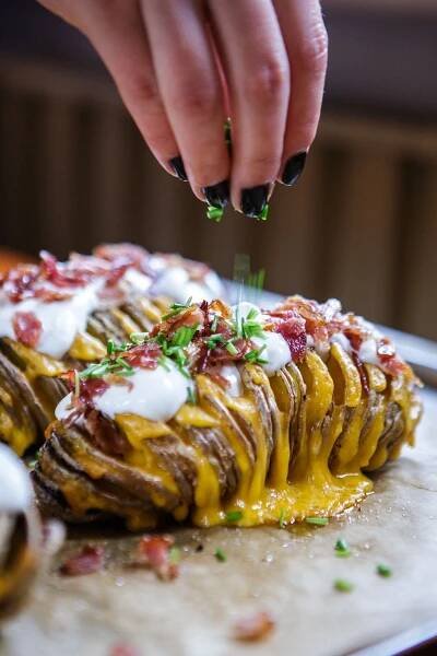 Brambory hasselback se slaninou a sýrem - Proženy.cz | Recipe | Food and drink, Street food, Food