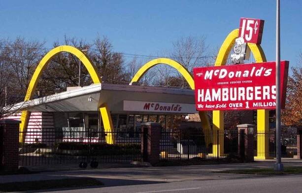 Fenomén McDonald’s: Jak český emigrant Ray Kroc udělal před 70 lety z jednoho bistra světovou senzaci