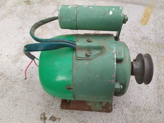 Elektro motor MEZ Mohelnice, 220V, 1100 otáček/min, patkový, funkční - Elektro