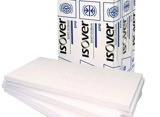 Izolační desky z expandovaného polystyrenu Isover EPS Perimetr s minimální nasákavostí jsou vhodné pro konstrukce v přímém styku s vlhkostí a vysokým zatížením, například základových desek a podobně. Standardně jsou nabízeny s polodrážkou. Maximální hloubka použití pod terénem je 4,5 m. FOTO ISOVER
