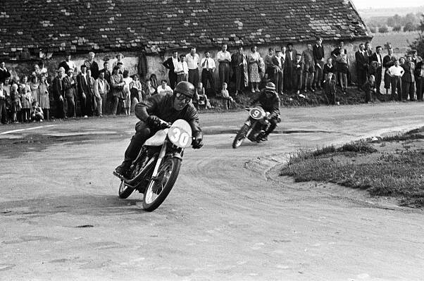 V dešti i prachu. Podívejte se na historii motocyklových závodů ve Znojmě