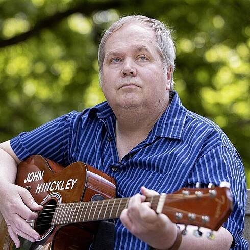 Takto John Hinckley vypadá dnes.