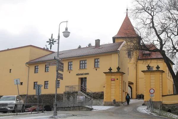 V polenském zámku jsou nové židle a stoly, ještě tam opraví parkety