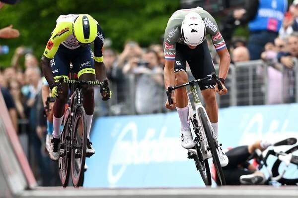 VISEGRAD HUNGARY  MAY 06 LR Hailu Biniam Girmay of Eritrea and Team Intermarch  Wanty  Gobert Matriaux Mathieu Van Der Poel of Netherlands and Team Alpecin  Fenix and Caleb Ewan of Australia and Team Lotto Soudal crash sprint at finish line during the 105th Giro dItalia 2022 Stage 1 a 195km stage from Budapest to Visegrd 337m  Giro  WorldTour  on May 06 2022 in Visegrad Hungary Photo by Stuart FranklinGetty Images