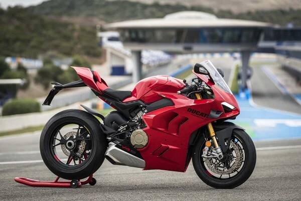 What It's Like to Ride the 2022 Ducati Panigale V4 S, A Review - Asphalt & Rubber