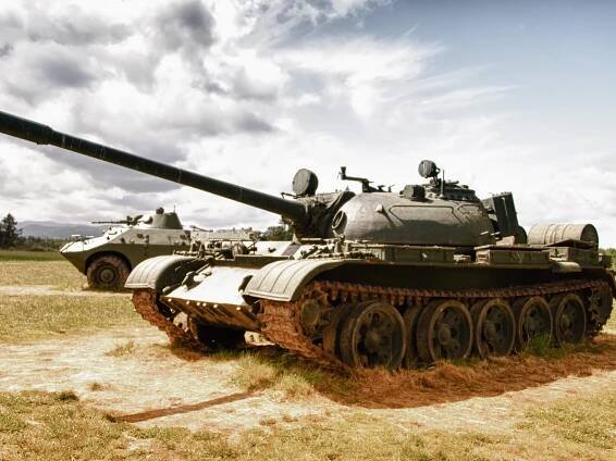 Rusové mají nový pluk tanků T-55. Tanky ze sovětské éry se vyráběly i v Československu. T-55 je nejpočetnějším tankem do počtu vyrobených kusů - Techsvět