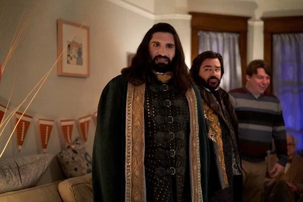 Co děláme v temnotách - Super Bowl party - Z filmu - Kayvan Novak, Matt Berry