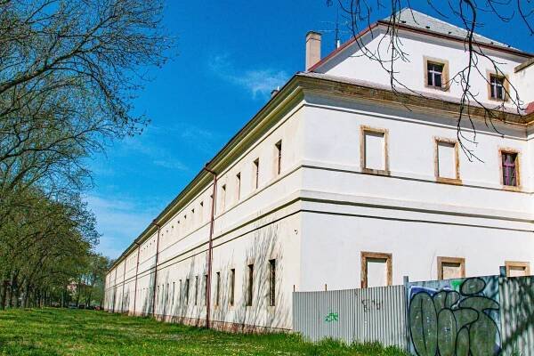 Pěchotní kasárna (Hradec Králové)