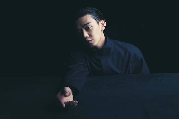 Yoo Ah In se stal hvězdou seriálu Hellbound. Režisér Yeon Sang Ho ho tak moc chtěl obsadit, že ho viděl ve snu