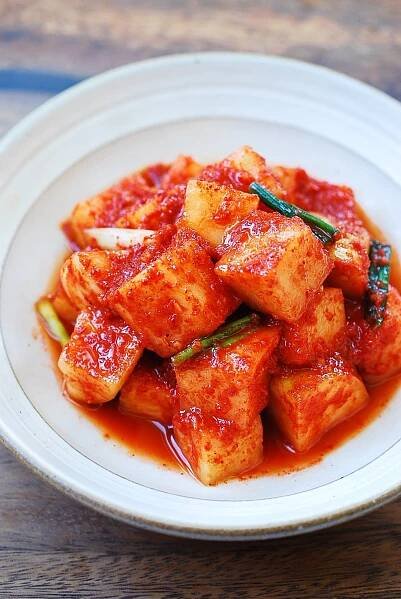 Kkakdugi (Cubed Radish Kimchi)