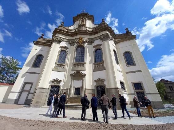 Pocta Santinimu: rychnovský kostel Nejsvětější Trojice je na poštovní známce
