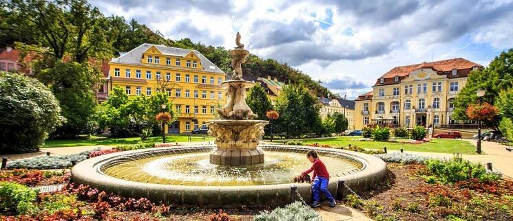 Do těchto lázní jezdila elita, dnes ale zejí prázdnotou. Léčivá voda tu má 39°C, ale Češi je vůbec neznají