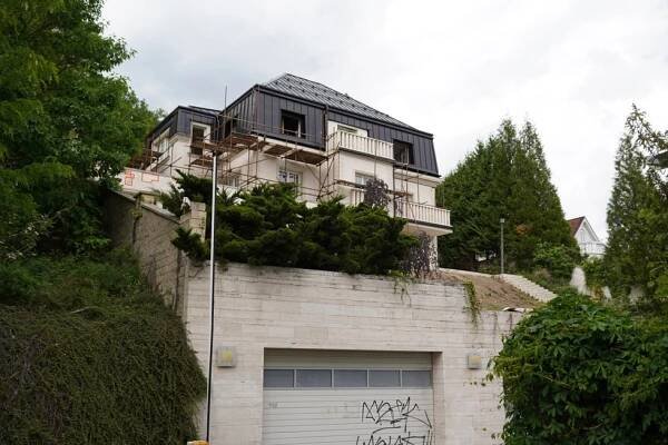 Krejčířova vila prošla renovací a vstává z popela. Mrázkova nejspíš půjde k zemi