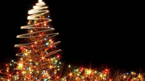 Barevně svítící vánoční strom na černém pozadí.