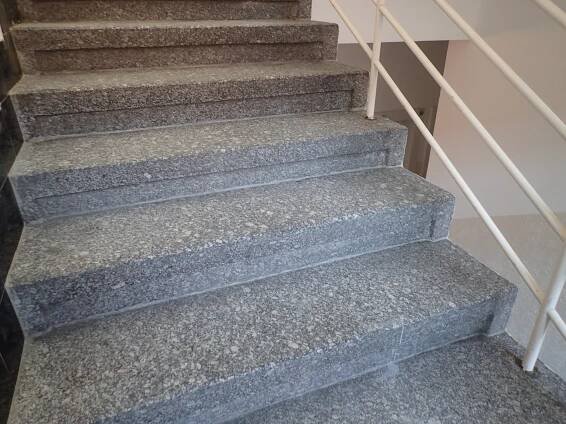 Pod Zvonařkou 14 opravy, renovace povrchu terrazza a čištění žuly 145m2 - Uklizený dům