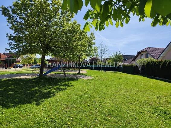 Pronájem prostorného bytu 2+kk s balkonem a parkingem, Krumlovská, České Budějovice