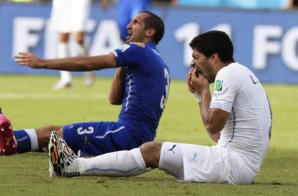 Útočník Uruguaye Luis Suárez se nejdříve zahryzl do ramene italského obránce Chielliniho a poté sám teatrálně spadl