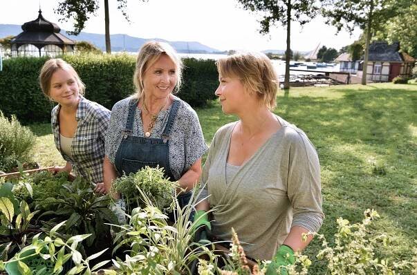 Pobřežní stráž - Cizinec - Z filmu - Sofie Eifertinger, Diana Körner, Floriane Daniel