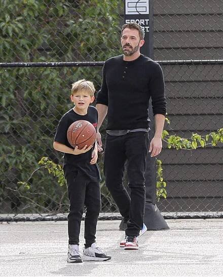 FOTO: Herec Ben Affleck rád hraje se synem basketbal. – stránka 24
