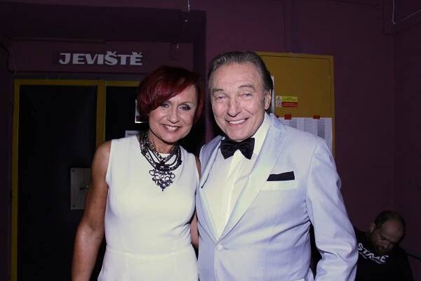 Elegance s puncem Hollywoodu. Je jim dohromady 138 let, ale do kapsy by strčili o tři generace mladší kolegy