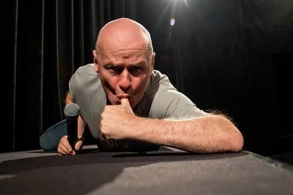 Chci, aby mě zašlápla Godzilla, říká komik Dave Johns. Hvězda Loachova filmu měla stand-up v Praze | Hospodářské noviny
