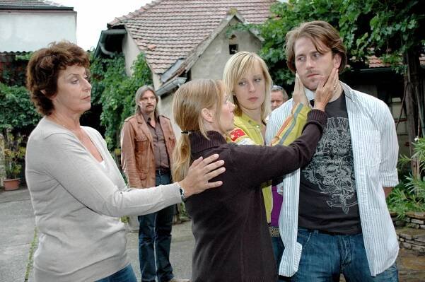 Mona Seefried, Stefan Jürgens, Erika Deutinger, Lilian Klebow, Peter Pertusini - Soko Vídeň - In vino veritas - Z filmu