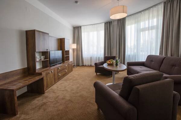 Hotel Bellevue Tlapák **** · Nejkrásnější hotel na kolonádě · 1 noc od 1 880 Kč · spokojenost 97,2 % · Lázně Poděbrady