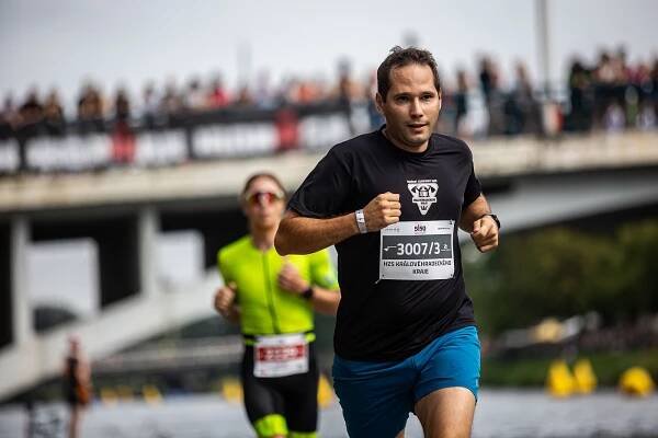 Závod Ironman, který se o víkendu uskutečnil v Hradci Králové zná již své vítěze, vyhrál tým HZS Moravskoslezské­ho kraje