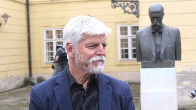 Prezident Pavel v Hodoníně. Muzeum mu věnovalo vzácnou medaili s Masarykem