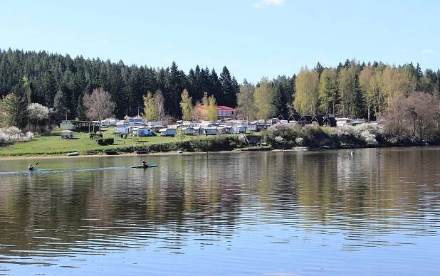 File:Hracholusky Reseorvoir, Vranov, camp site.jpg