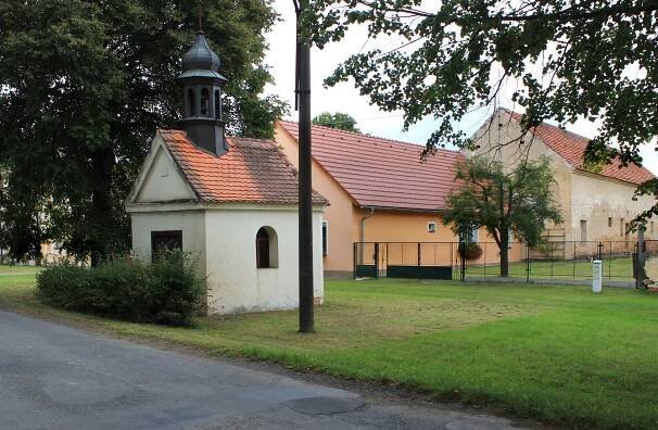 Kaple na návsi