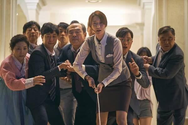 Doo-shim Ko, Yoo-ram Bae, In-hwan Park, Yoona, Sung-il Park, Jong-goo Kim - Eksiteu - Z filmu