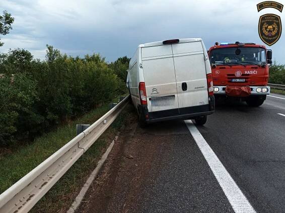 Na silnicích u Kunovic a Loučky bourala auta. Dva lidé se zranili
