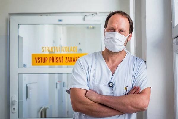 Primář: Většina lidí, co u nás zemřela na covid, přišla po svých