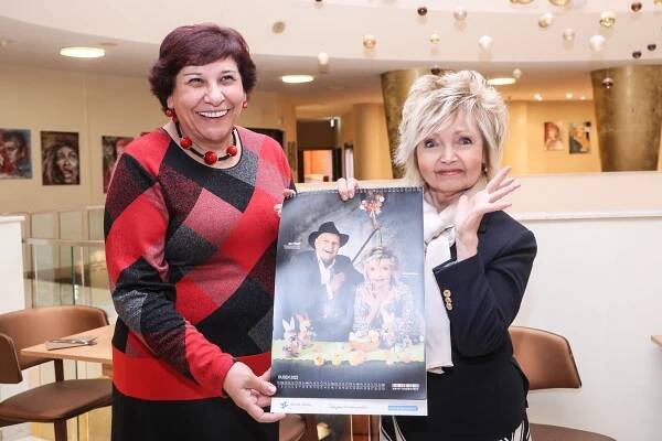 ALL Television - Ředitelka Nadačního fondu Šťastná hvězda Alena Skovajsová je s kalendářem opět spokojena