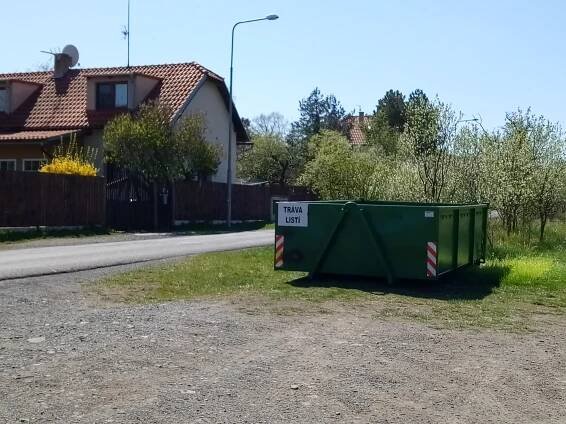 Mníšečtí obyvatelé mohou využívat kontejnery na bioodpad, které byly umístěny v 5 lokalitách v Mníšku, Stříbrné Lhotě a
