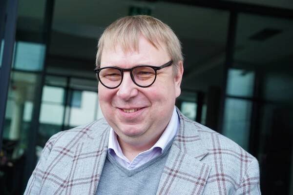 FOTO: Aleš Juchelka nemohl ve volebním štábu Andreje Babiše chybět. – stránka 30